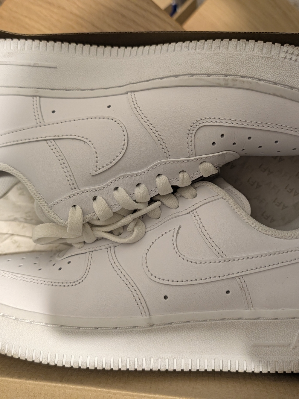 White Women's Leather Low-Top Sneaker - Classic Casual Style
